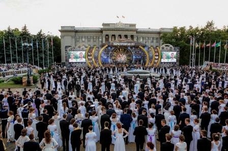 Тбилисские выпускники посетил Губернаторский бал